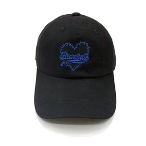 Détail de la broderie cœur et du texte Baseball sur une casquette en coton noir