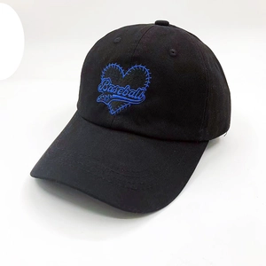 Détail de la broderie cœur bleu avec texte Baseball sur casquette noire sport