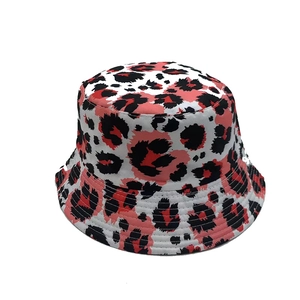 Détail d'un chapeau bob imprimé léopard rose avec coutures renforcées sur le bord