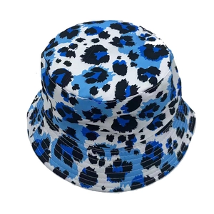 Chapeau de soleil d'été pour femmes avec motif léopard dégradé bleu sur fond blanc