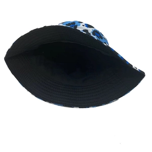 Gros plan d'un chapeau bob avec motif léopard bleu et noir et doublure intérieure noire