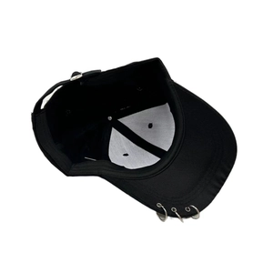 Casquette de baseball noire en toile avec anneaux argentés et vue intérieure détaillée