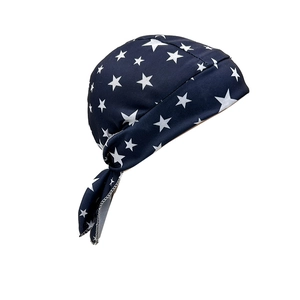 Detailansicht des dunkelblauen Bandanas mit Sternenmuster und Bindeknoten-Detail