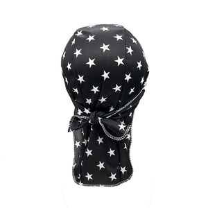 Makro-Detail des schwarzen Durags mit Sternen-Print, Rückenknoten und seidigem Stoffgewebe
