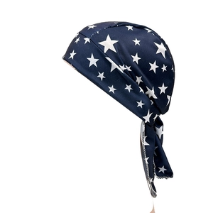 Detailansicht des dunkelblauen Bandanas mit weißen Sternmustern und verstellbaren Bändern