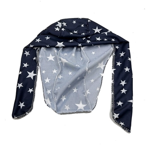 Detailansicht der blauen Piraten-Durag mit weißem Sternenmuster und langen Bändern