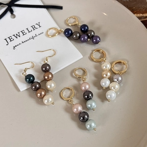 Boucles d'oreilles vintage en perles dégradées avec crochets dorés sur plateau