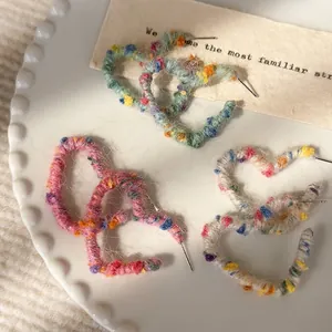 Boucles d'Oreilles Clous en Coeur Enveloppées de Fil Arc-en-Ciel Faites à la Main Automne Hiver Bijoux en Laine en Coeur