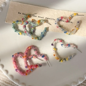 Boucles d'oreilles cœur enveloppées de fil arc-en-ciel en bleu, blanc et rose tendance