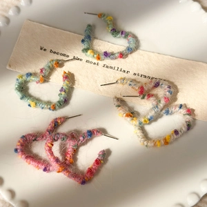 Boucles d'oreilles créoles cœur en laine multicolore pour femme avec texture douce et design