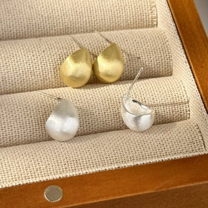 Eleganti orecchini a goccia in metallo spazzolato oro e argento nella scatola regalo