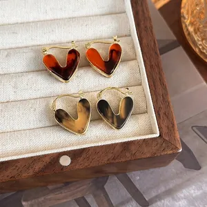 Vintage Gold Plated Copper Resin Heart Hoop Earrings For Women Retro Tortoiseshell Texture Ear Buckle Jewelry