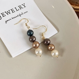 Détail des boucles d'oreilles rétro avec perles dégradées et crochets dorés français