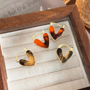 Vintage gold V-shaped heart earrings with stylish double-sided tortoiseshell pattern