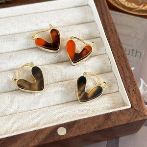 Retro heart-shaped earrings with tortoiseshell resin and golden metal frame hooks