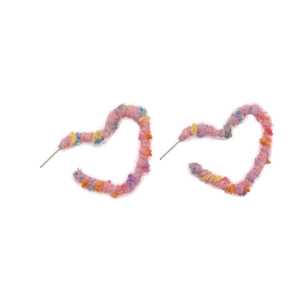 Boucles d'oreilles cœur en fil arc-en-ciel avec texture tricotée rose et clous argentés