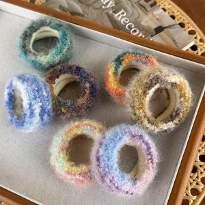 Lot de 7 chouchous pelucheux style peinture à l'huile colorée dans un plateau décoratif