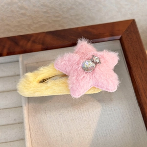 Detailansicht der gelben Plüsch-Haarspange mit rosa Stern und glitzerndem Strassstein