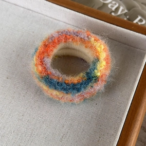 Gros plan d'un chouchou duveteux coloré style peinture à l'huile avec texture tricot