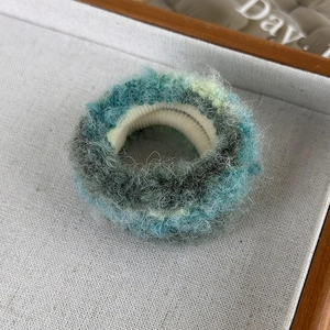 Gros plan du chouchou pelucheux style peinture à l'huile avec texture de fil bleu et gris