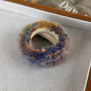 Gros plan d'un chouchou en peluche avec un dégradé de couleurs et texture douce