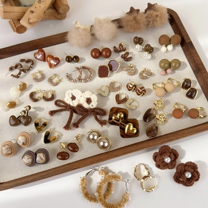 Collezione di orecchini vintage geometrici marrone caffè in vassoio per l'autunno inverno
