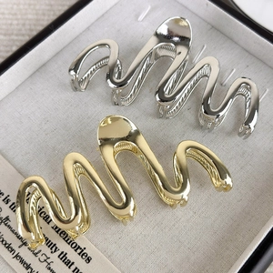 Minimalistische Haarklammern in Gold und Silber mit flüssigem S-förmigem Wellendesign