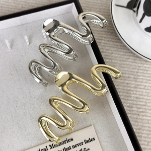 Große Haarspangen aus Metall mit Wellenform in glänzendem Gold- und Silberfinish