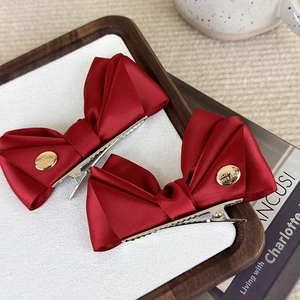 Pinces à Cheveux Nœud en Satin Rouge Vintage Français Avec Bouton en Métal Doré Gravé Épingles à Cheveux Bec de Canard Femme