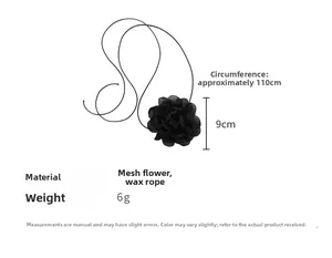 Détail de la fleur de camélia noire de 9cm avec cordon de 110cm sur fond blanc