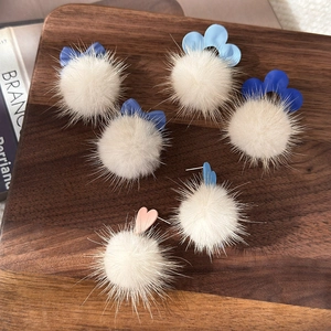 Parure de boucles d'oreilles peluche hiver avec fleurs bleues et cœurs roses