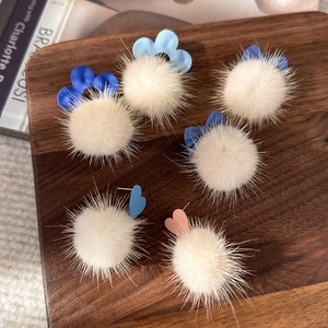 Lot de boucles d'oreilles en peluche d'hiver avec fleurs bleues et cœurs sur plateau