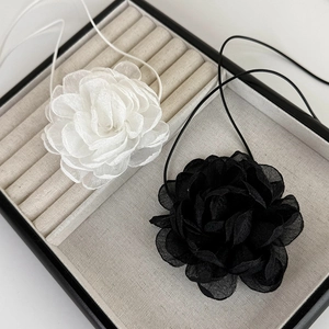 Colliers ras du cou élégants en tissu avec fleurs de camélia 3D en noir et blanc