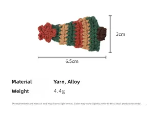 Dettaglio della clip per capelli a forma di albero di Natale in maglia con dimensioni