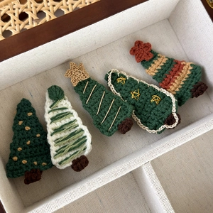 Set da 5 fermagli per capelli a forma di albero di Natale in lana intrecciata rossa e verde