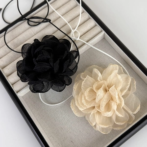 Collier ras du cou camélia 3D en tissu avec glands élégants en noir et couleur champagne