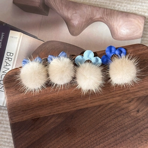 Ensemble de boucles d'oreilles en peluche d'hiver avec fleurs bleues sur bois