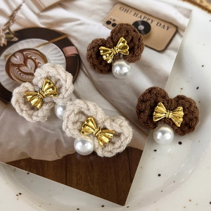 Knitted caramel bow earrings with gold metal accents and white pearls for autumn