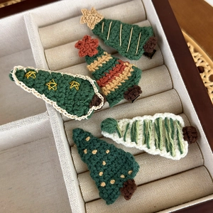 Set da 5 fermagli per capelli a forma di albero di Natale all'uncinetto in verde e rosso