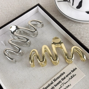 Elegante gewellte Haarspangen aus Metall in poliertem Gold- und Silber-Finish