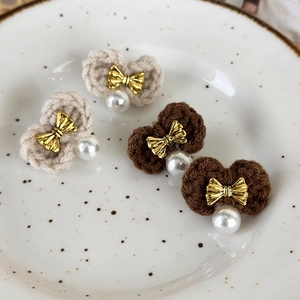 Knitted bow earrings with pearls in beige and brown, cozy handmade winter style