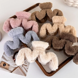 Grande Pince à Cheveux Ondulée en Peluche pour Femmes Simple Élégante Automne Hiver Pince Requin en Fausse Fourrure Accessoire
