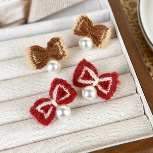 Vintage style knit bow earrings with pearls in red and brown colors for autumn and winter
