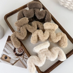 Détails des pinces à cheveux ondulées en peluche dans les tons crème, beige et brun
