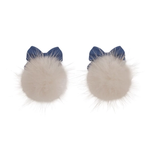 Boucles d'oreilles pelucheuses d'hiver avec nœuds bleu marine et pompons en fourrure