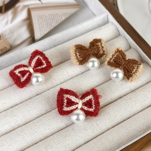 Vintage red knitted bow earrings with large white pearls for a retro winter style