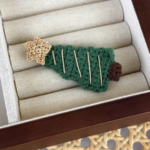 Dettaglio del fermaglio per capelli a forma di albero di Natale fatto a mano