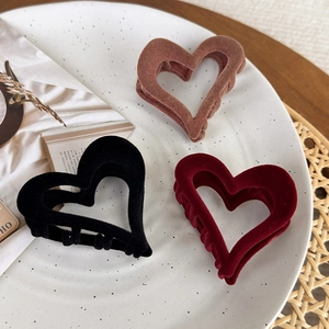 Vintage Flocked Heart Hair Claw Clip Elegant Alloy Matte French Style Shark Clip Hair Accessories For Women Daily Party