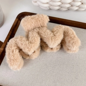 Détail macro de la pince à cheveux en peluche ondulée avec texture fausse fourrure