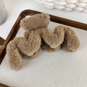 Grosse pince à cheveux marron en peluche ondulée montrant la texture douce